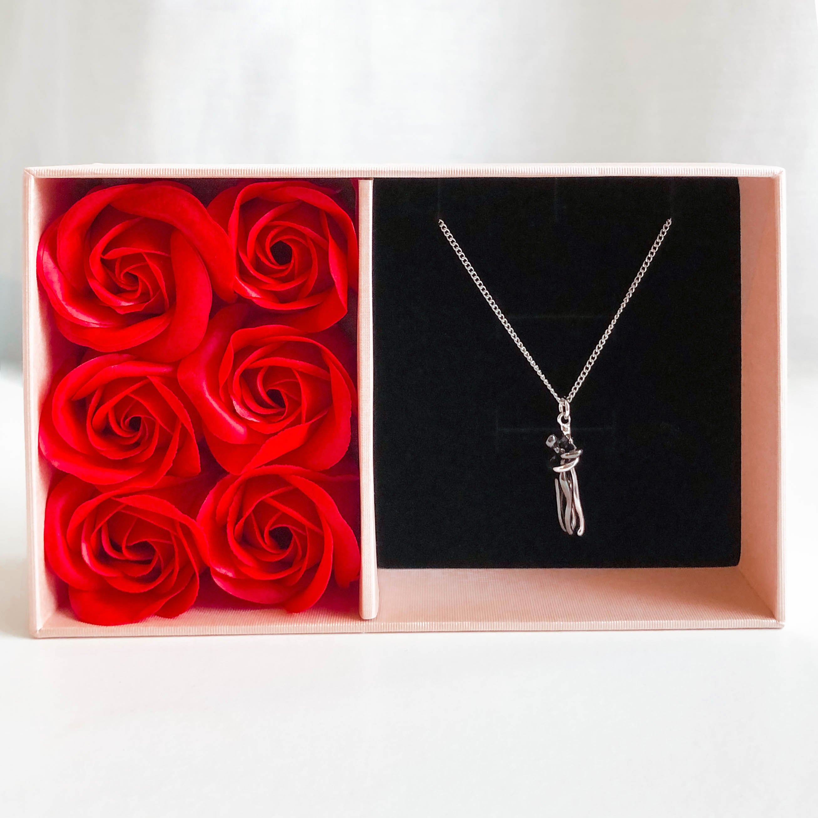 Collar Abrazo Amoroso + Regalo packaging rosas + Tarjeta con mensaje